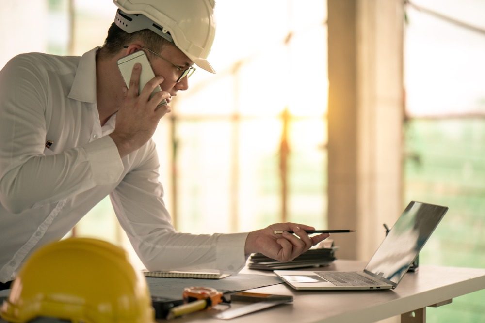 personne au téléphone à son bureau